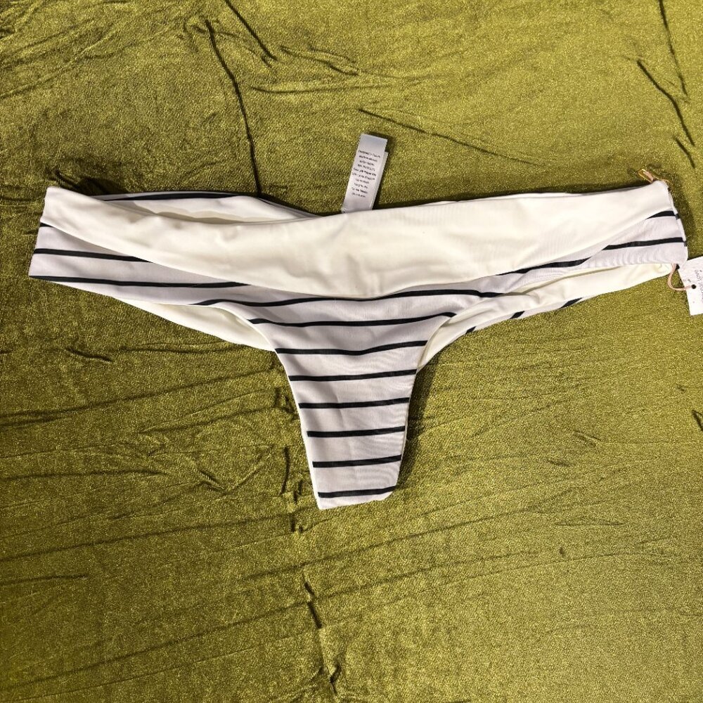 ❤️‍🔥 2/$10 Low-Rise Hipster Bikini Bottom — White — Multiple Sizes Available - Picture 2 of 4